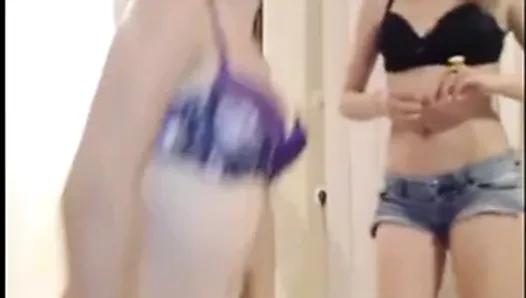 2 preciosas rubias mostrandose en la web kamerası