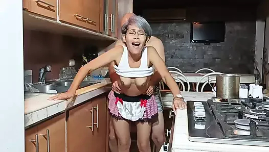 Mutfakta yemek yaparken üvey babam içime boşalıyordu
