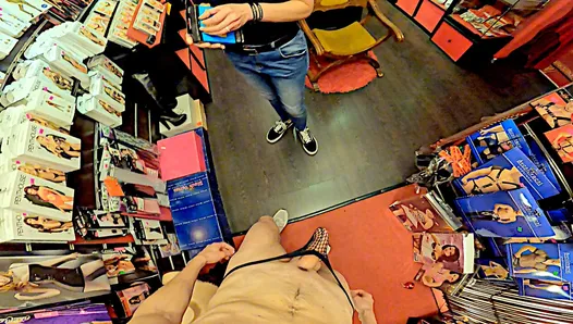 sexyshop donnadikuori: dükkanın pazarlamacısına sert sikimi gösteriyorum