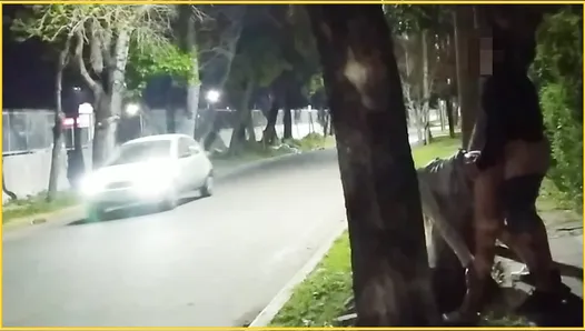 halka açık yerlerde seks - röntgenciler sokakta sikişirken izliyor - külotsuz etekte yanıp sönerken yakalandı