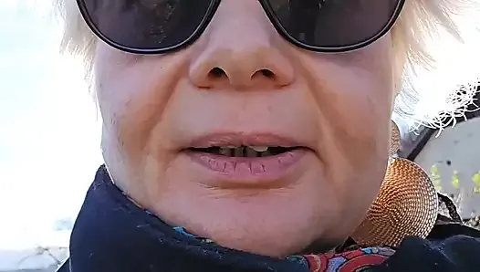 milf kırsal kesimde bir yarrak arıyor. onu ahırda buluyorum beni sikişir onu emiyor ve yüzüme boşaltır