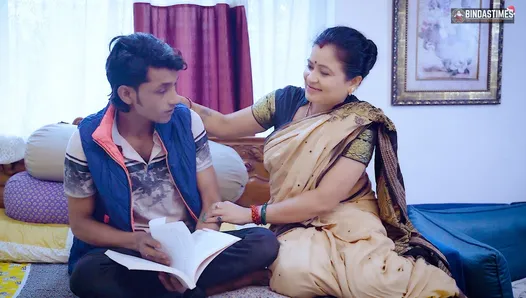 desi Hint sauteli maa apne chhote bete ko chodne ki alıştırma deti hai tam film