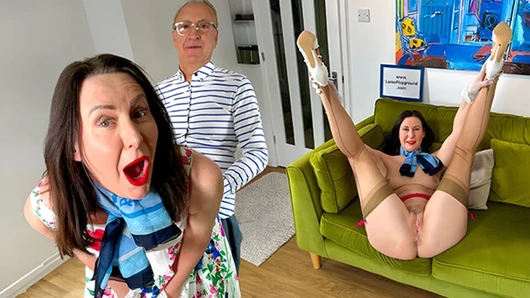 Hubby's POV - Gerçek ingiliz Karım larasplaygound'da Kanepede bir Fahişeye Dönüşüyor