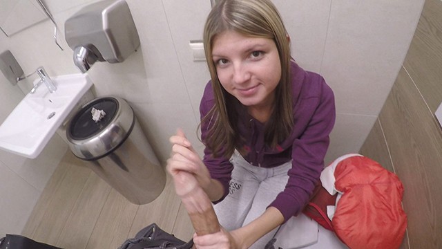 Rus genç kız Gina Gerson para karşılığında trende cinsel ilişkiye girdi.