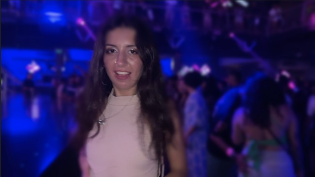 Azgın kız gece kulübünün tuvaletinde seks yapmayı kabul etti.